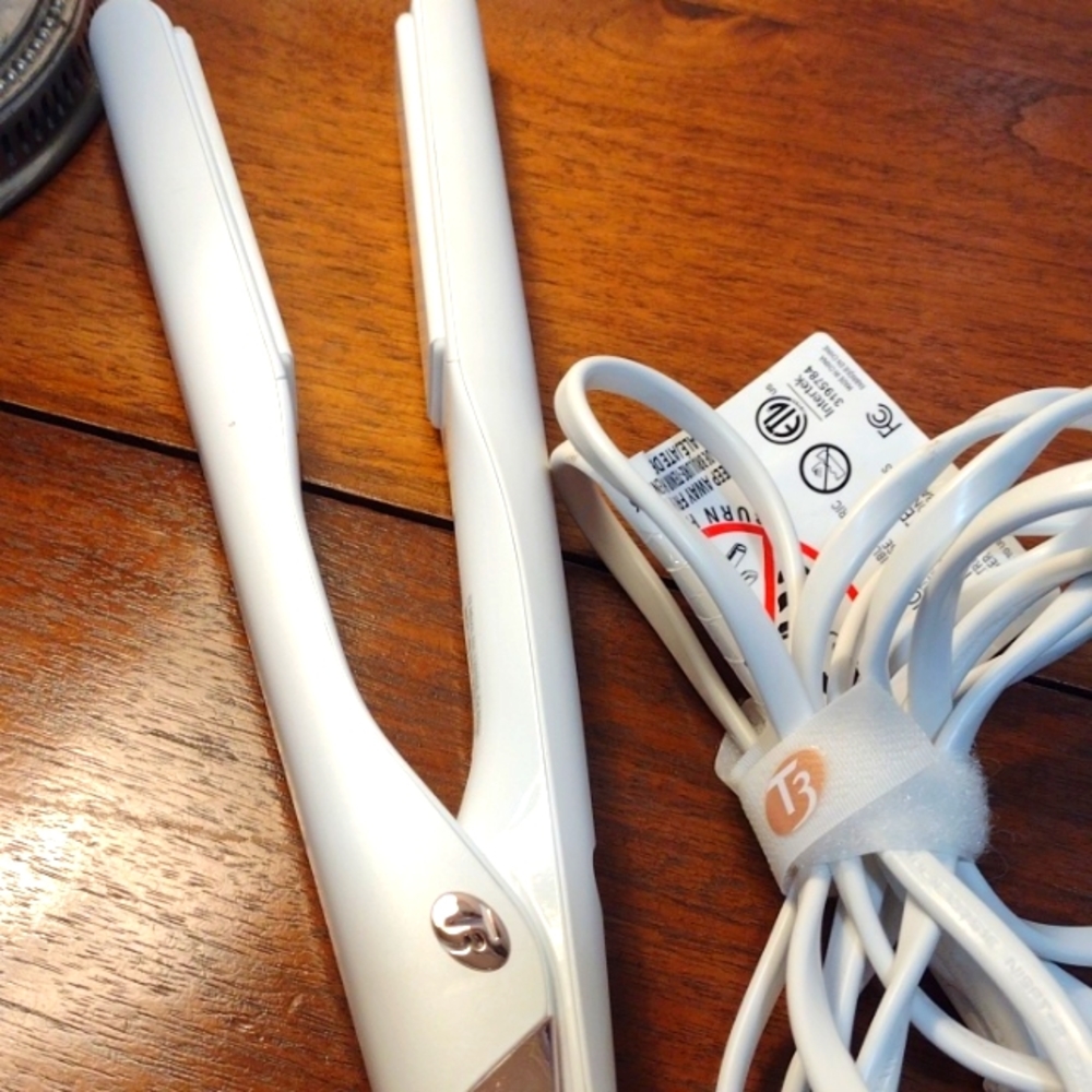 T3 flat iron, is NWOT and in Excellent condition!